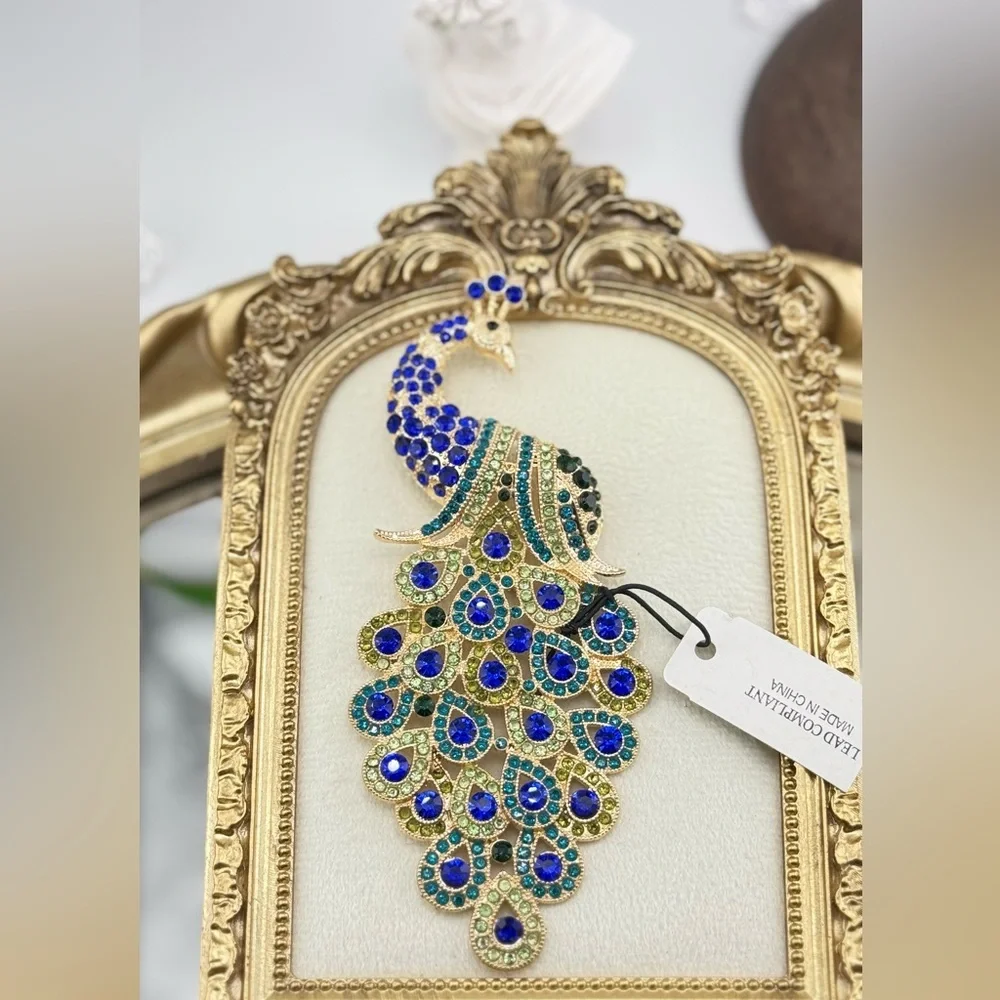 Stunning Vintage-Inspired Peacock Brooch 🦚 - Picture 3 of 6
